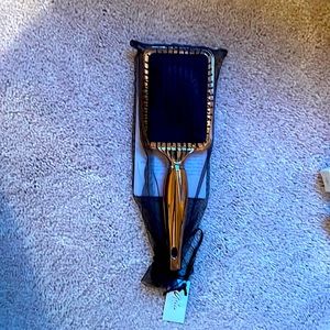 Aria: Luxe Chrome Detangling Brush